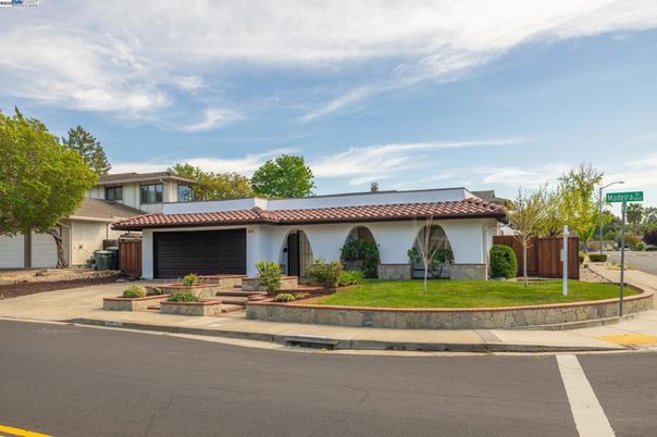 Attached, Exterior, Facade, Spanish Mediterranean