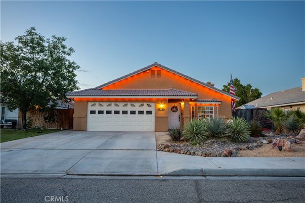 Attached, Exterior, Facade, Ranch