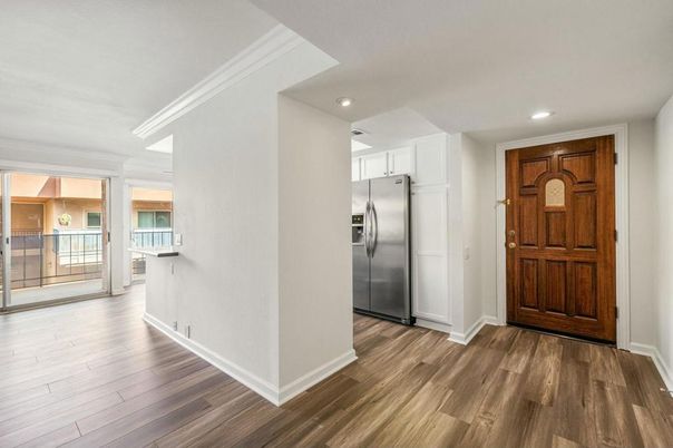 Interior, Recessed Lighting, Wood Texture Flooring