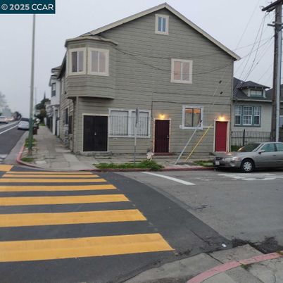 Attached, Exterior, Facade, American Craftsman