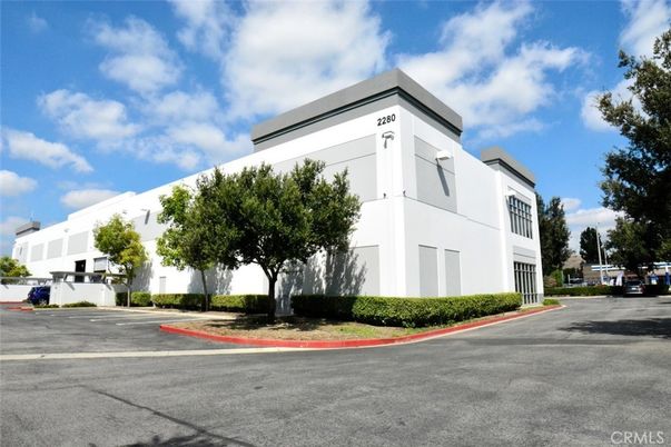 Exterior, Facade, Modern
