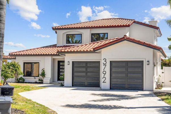 Attached, Exterior, Facade, Mediterranean