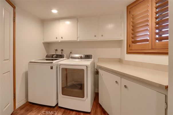 Interior, Recessed Lighting, Washer, Wood Texture Flooring