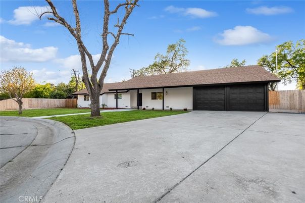 Attached, Exterior, Facade, Ranch