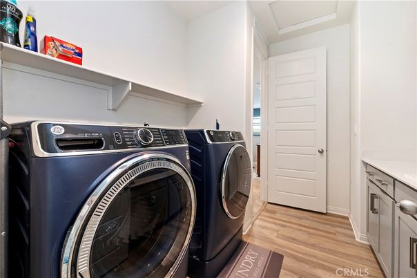 Interior, Washer, Wood Texture Flooring