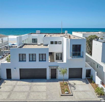 Attached, Exterior, Facade, Water, Modern