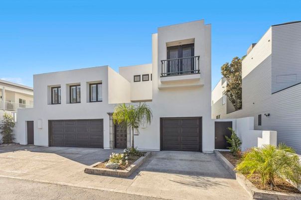 Attached, Exterior, Facade, Modern
