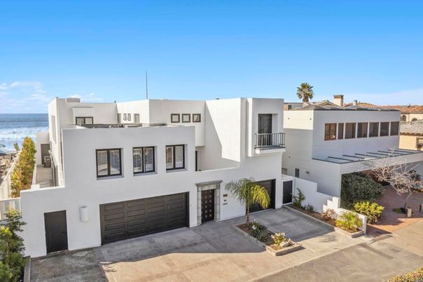 Attached, Exterior, Facade, Water, Modern