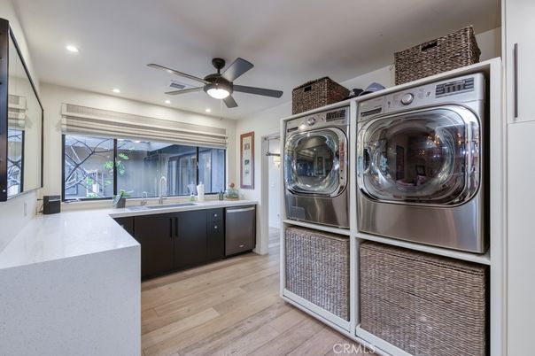 Interior, Recessed Lighting, Washer, Wood Texture Flooring