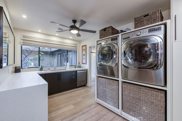 Interior, Recessed Lighting, Washer, Wood Texture Flooring