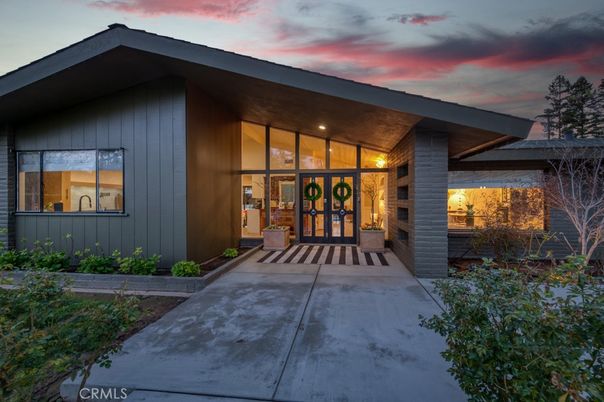 Exterior, Facade, Modern