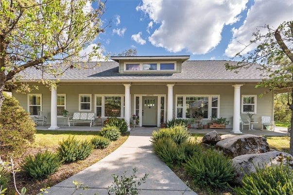 Exterior, Facade, Ranch