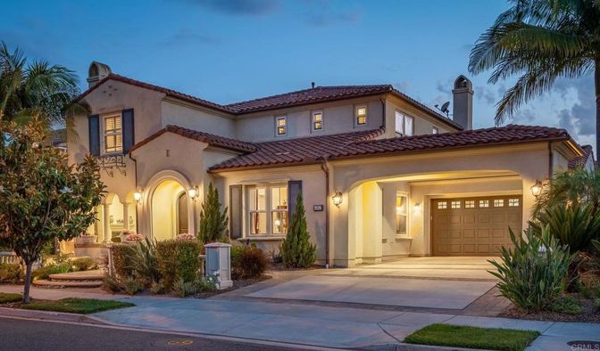 Attached, Exterior, Facade, Mediterranean