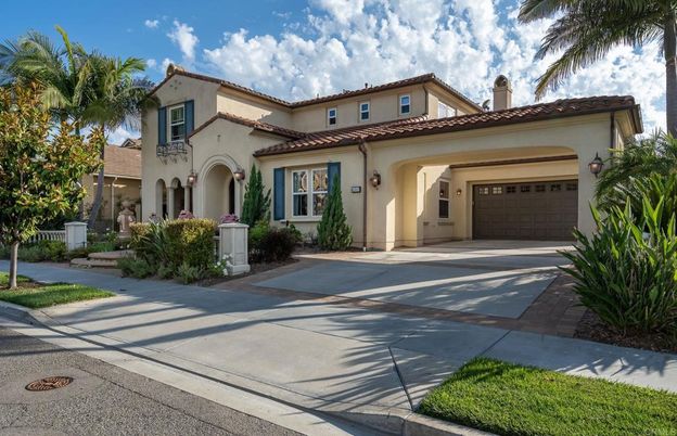 Attached, Exterior, Facade, Mediterranean
