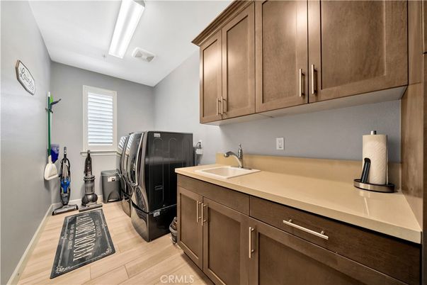 Interior, Washer, Wood Texture Flooring