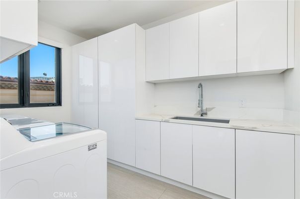 Interior, Washer, Wood Texture Flooring