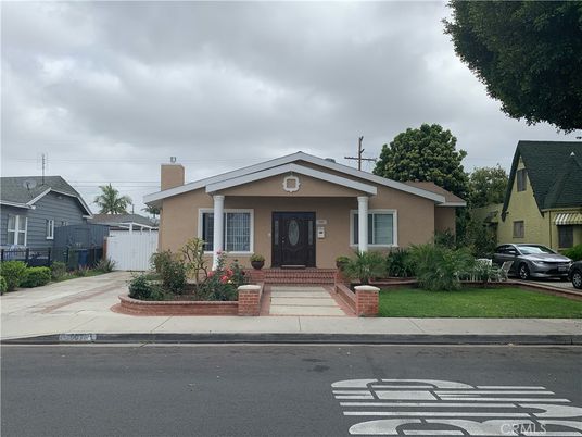 Exterior, Facade, Ranch