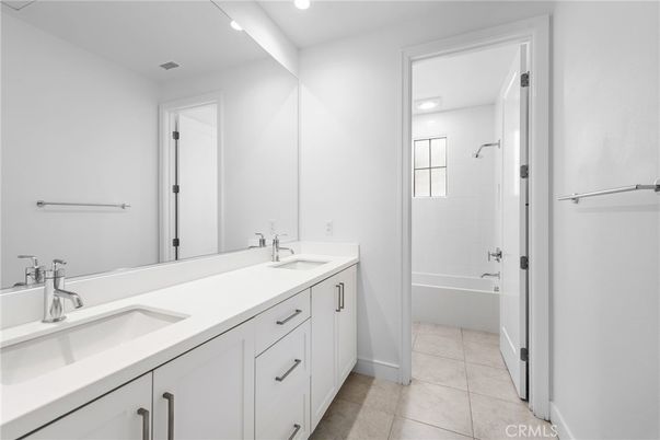 Bathroom, Dual Sink Vanities, Interior, Recessed Lighting