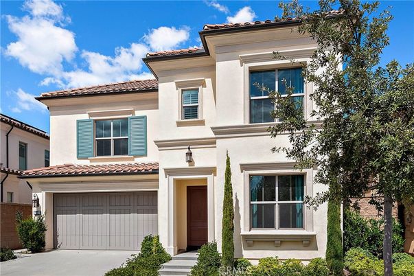 Attached, Exterior, Facade, Mediterranean