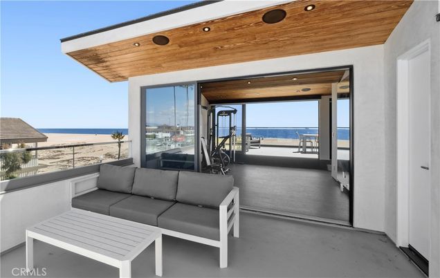Exterior, Living room, Recessed Lighting, Water