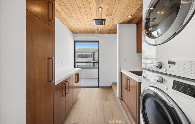 Interior, Recessed Lighting, Utility Closets, Washer, Wooden Ceilings, Wood Texture Flooring