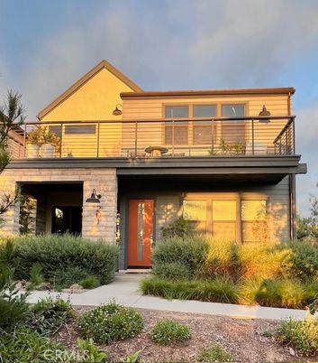Exterior, Facade, Modern