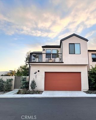 Attached, Exterior, Facade, Modern