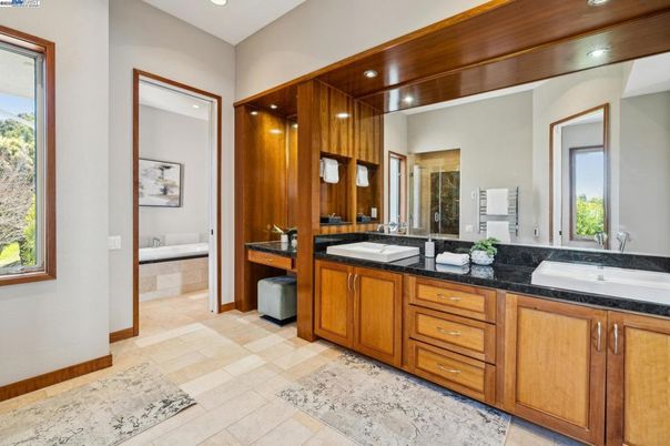 Bathroom, Dual Sink Vanities, Interior, Recessed Lighting