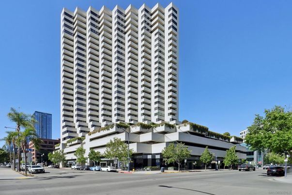 Exterior, Facade, Highrise