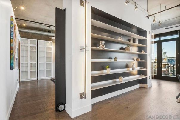 Interior, Walk-in Closets, Wood Texture Flooring