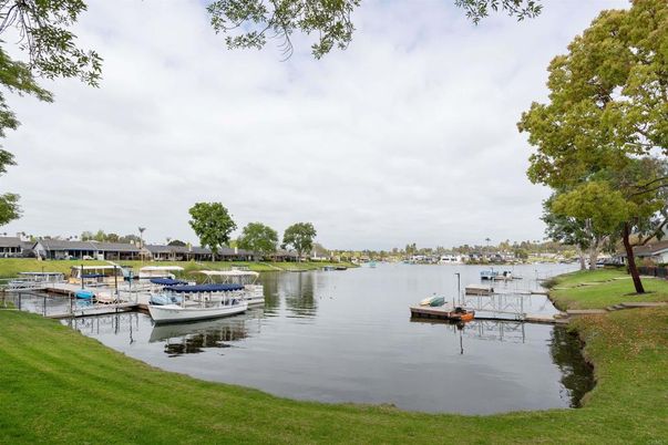 Exterior, Lake