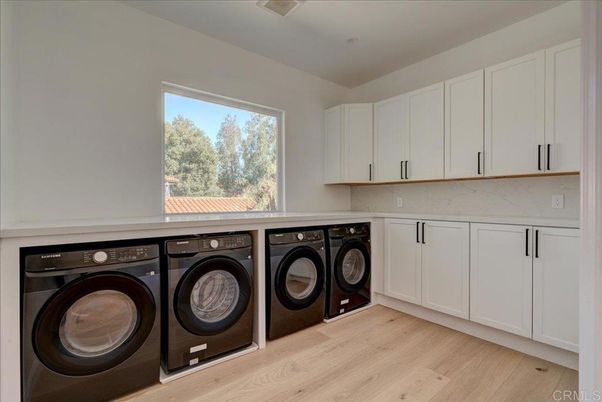 Interior, Washer, Wood Texture Flooring