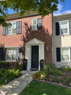 Exterior, Facade, Brick Facade, Rowhouse