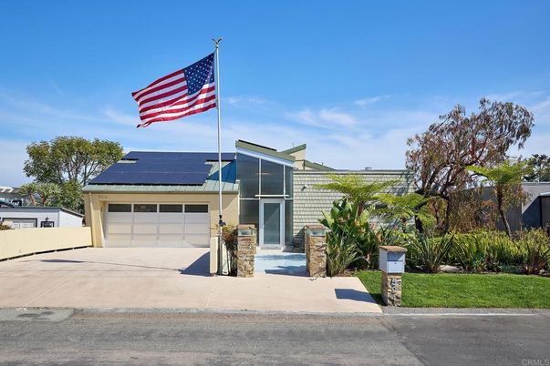Attached, Exterior, Facade, Solar Panels, Modern