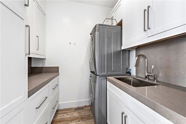 Interior, Washer, Wood Texture Flooring