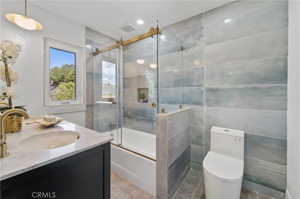 Bathroom, Glass Shower, Interior, Pendant Lights, Recessed Lighting