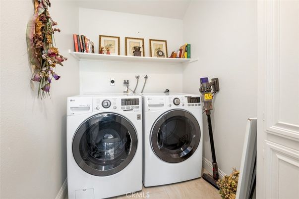 Interior, Utility Closets, Washer, Wood Texture Flooring