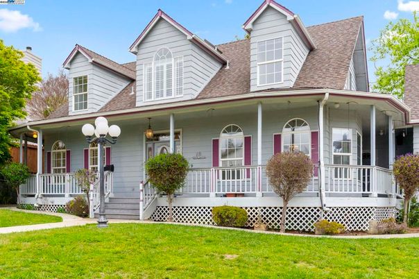 Exterior, Facade, Queen Anne Victorian
