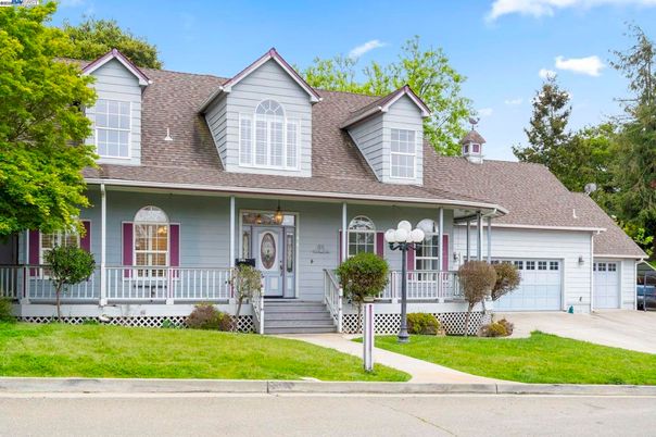 Attached, Exterior, Facade, Cape Cod