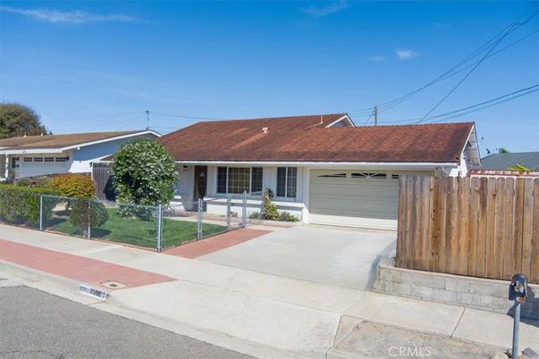 Attached, Exterior, Facade, Ranch