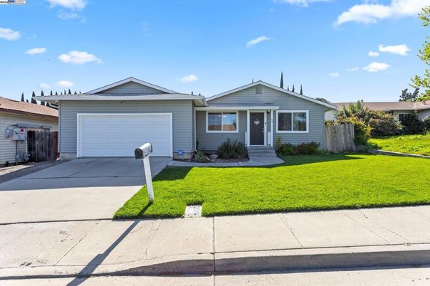 Attached, Exterior, Facade, Ranch