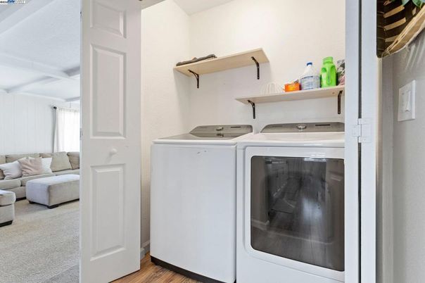 Interior, Washer, Wood Texture Flooring