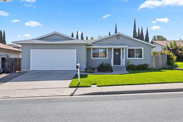 Attached, Exterior, Facade, Ranch