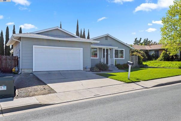 Attached, Exterior, Facade, Ranch