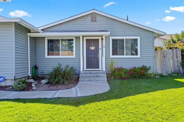 Exterior, Facade, Ranch