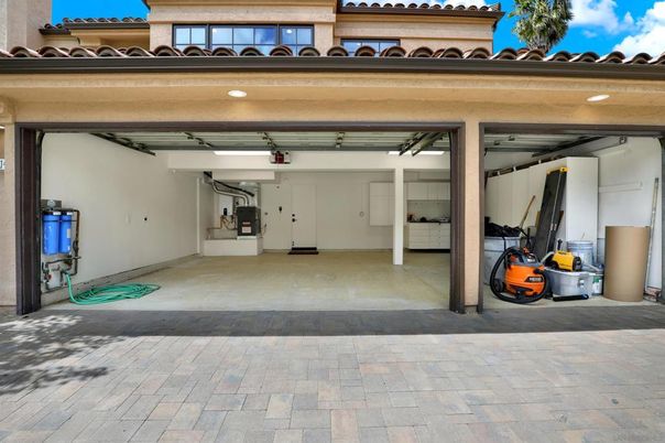 Exterior, Garage