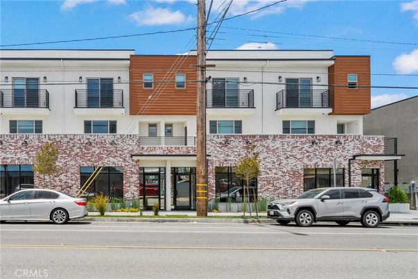 Exterior, Facade, Rowhouse