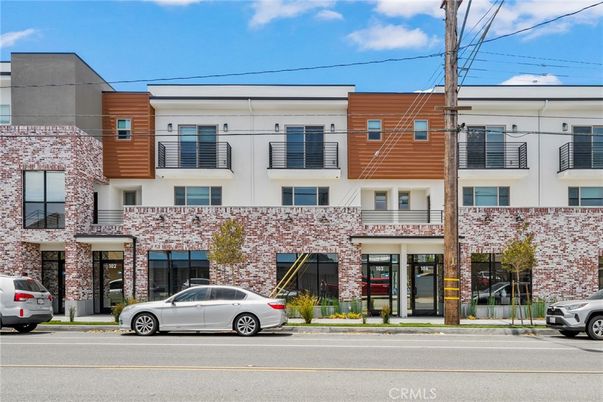 Exterior, Facade, Rowhouse
