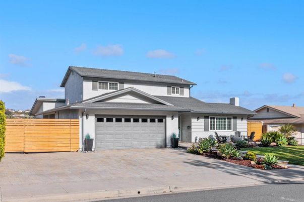 Attached, Exterior, Facade, American Craftsman