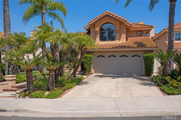 Attached, Exterior, Facade, Mediterranean
